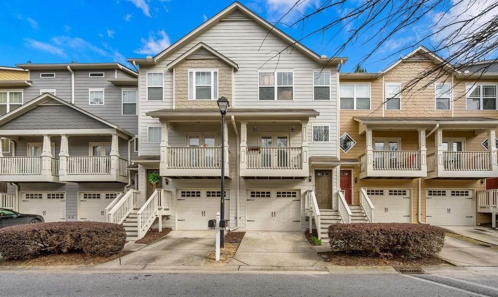2 bedroom, 3 bathroom, 1,326 sq ft townhouse sold at 1072 LIBERTY Parkway, Atlanta, GA 30318