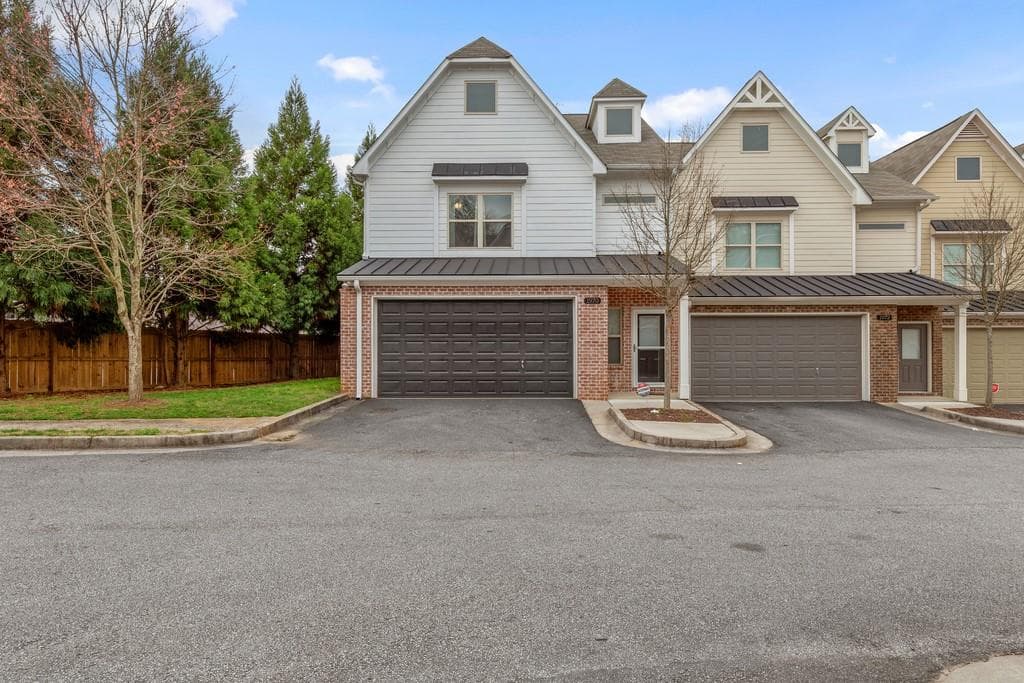 3 bedroom, 3 bathroom, 1,950 sq ft townhouse sold at 1970 NEWFORT Drive, Atlanta, GA 30318