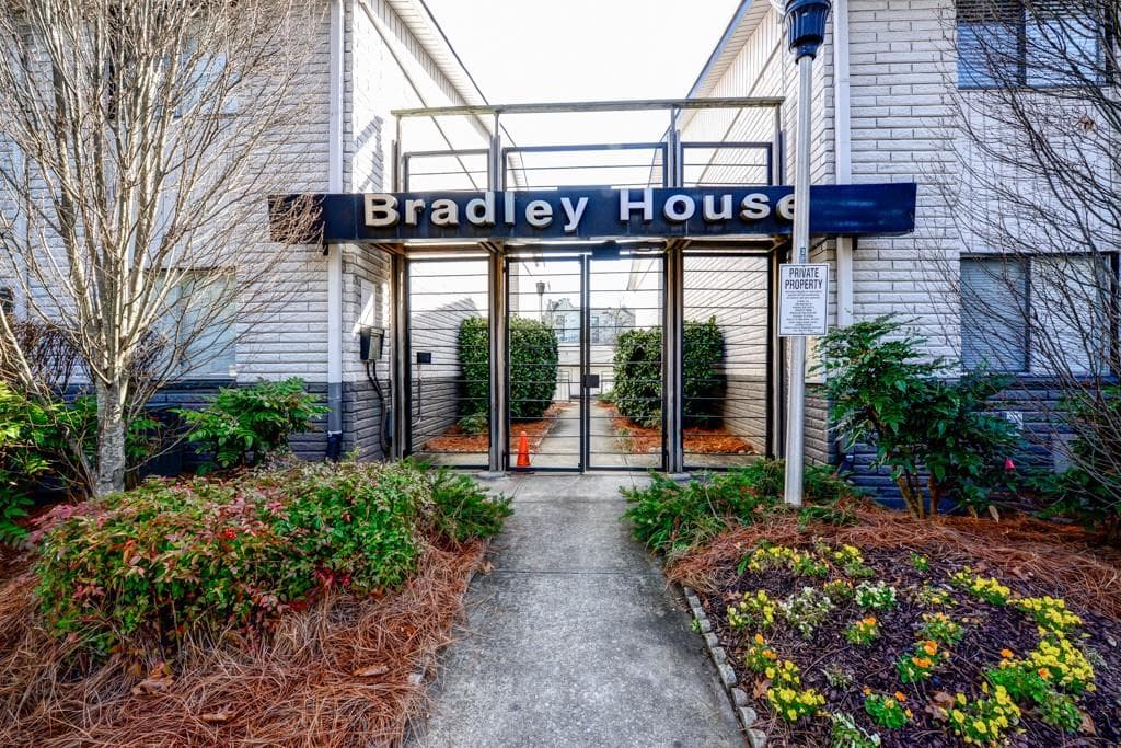 1 bedroom, 1 bathroom, 686 sq ft condominium sold at 3501 Roswell Road 207, Atlanta, GA 30305
