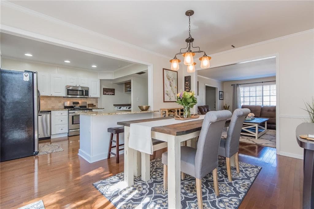 2 bedroom, 2 bathroom, 1,324 sq ft townhouse sold at 5400 Roswell Road E4, Atlanta, GA 30342