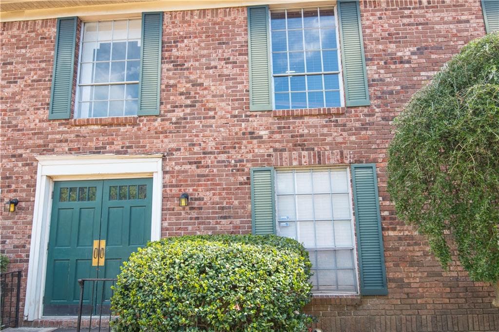 5576 KINGSPORT Drive, Sandy Springs, GA 30342 — most recent listing photo