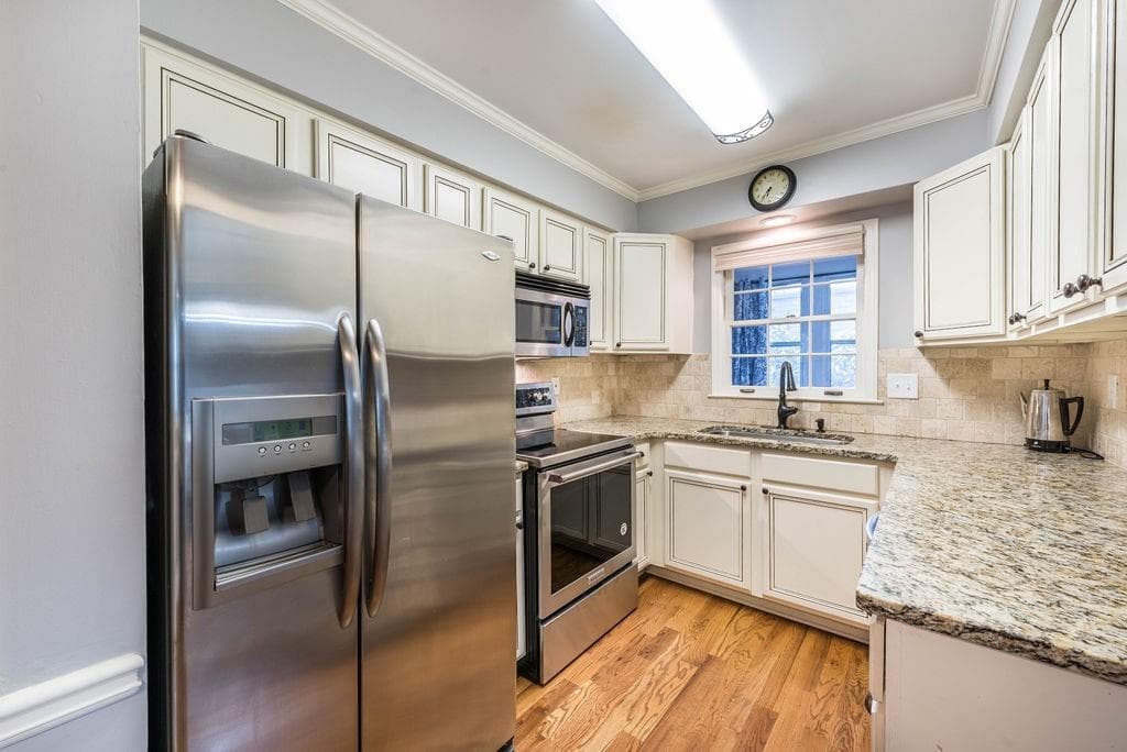 3 bedroom, 3 bathroom, 1,920 sq ft townhouse sold at 49 Lamsden Lane, Atlanta, GA 30327