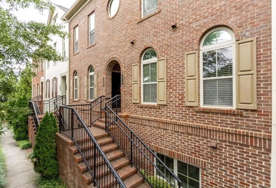 3 bedroom, 3 bathroom, 2,046 sq ft condominium sold at 6470 Chariot Street 20, Atlanta, GA 30328