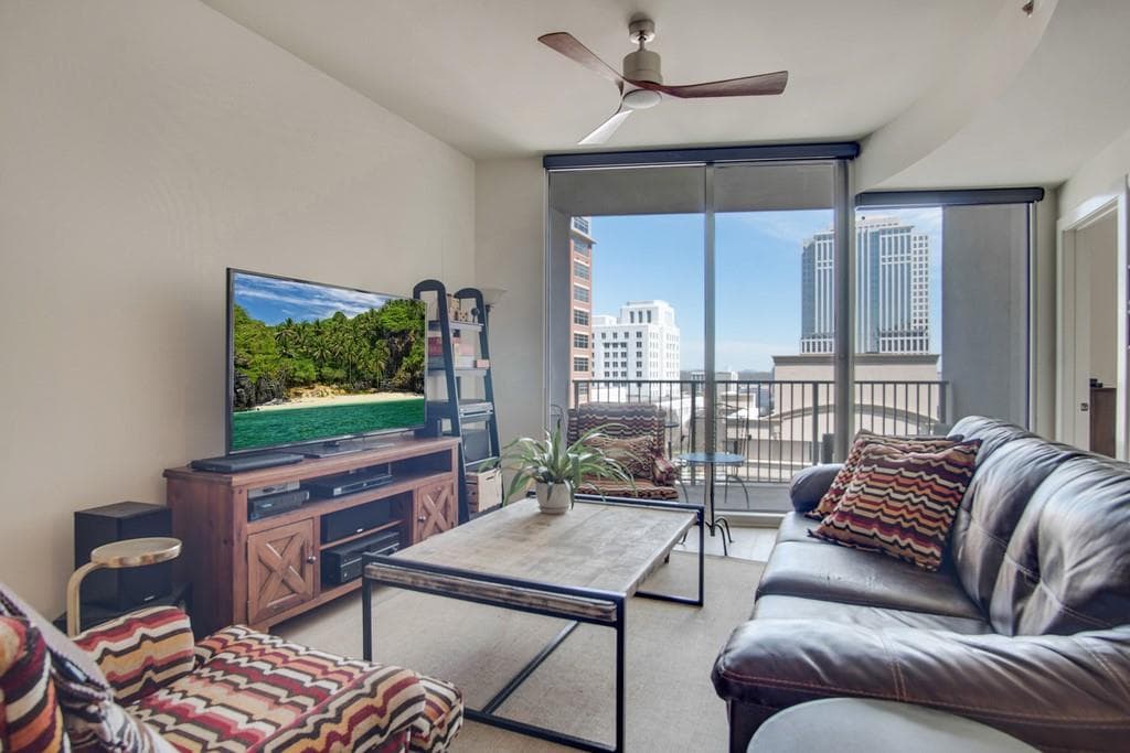 1 bedroom, 1 bathroom, 1,068 sq ft condominium sold at 20 10th Street 902, Atlanta, GA 30309