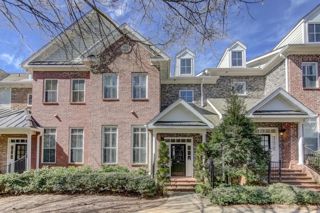 3 bedroom, 4 bathroom, 2,042 sq ft townhouse sold at 5434 Glenridge View, Atlanta, GA 30342