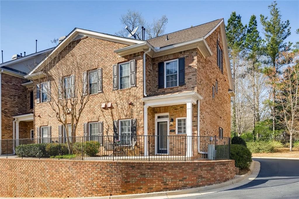 3 bedroom, 3 bathroom, 1,968 sq ft townhouse sold at 2596 Oglethorpe Circle, Brookhaven, GA 30319