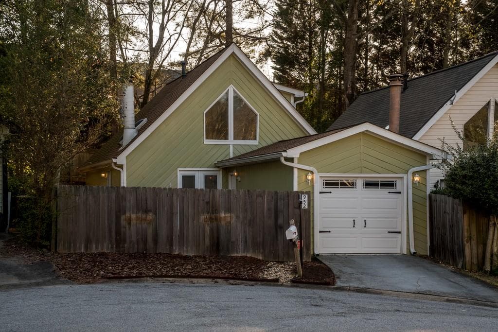 2 bedroom, 2 bathroom, 1,296 sq ft single family residence sold at 952 Bobcat Court, Marietta, GA 30067