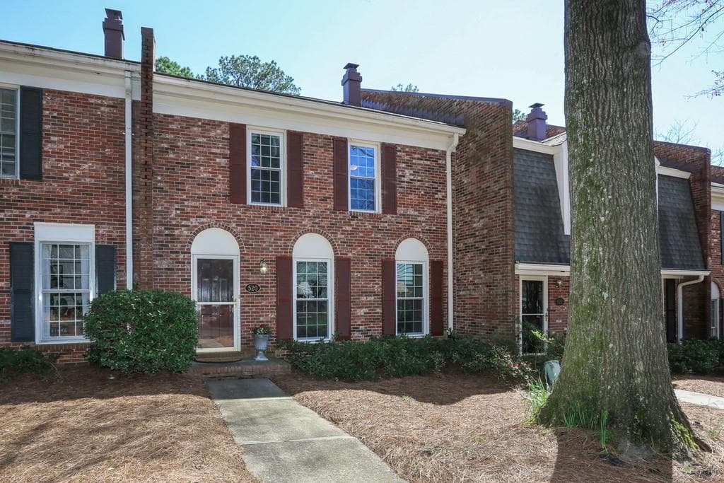 3 bedroom, 3 bathroom, 2,100 sq ft townhouse sold at 520 THE NORTH CHACE, Atlanta, GA 30328