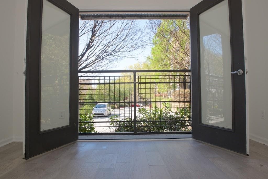 2 bedroom, 2 bathroom, 1,077 sq ft condominium sold at 821 Ralph Mcgill Boulevard 3207, Atlanta, GA 30306