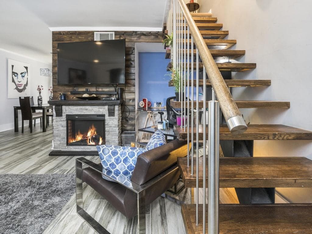 2 bedroom, 2 bathroom, 1,108 sq ft townhouse sold at 136 Peachtree Memorial Drive R1 5, Atlanta, GA 30309
