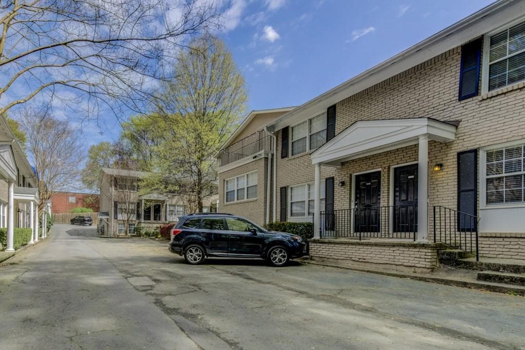 2 bedroom, 2 bathroom, 950 sq ft condominium sold at 2232 Dunseath Avenue 211, Atlanta, GA 30318