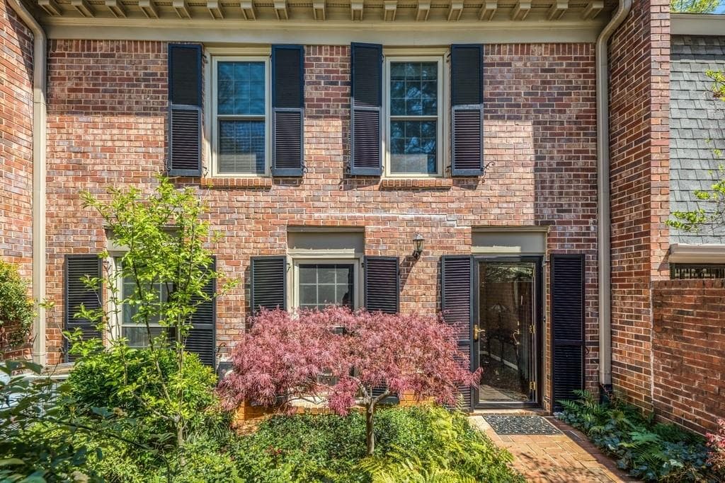 3 bedroom, 4 bathroom, 1,872 sq ft townhouse sold at 372 The Chace, Atlanta, GA 30328