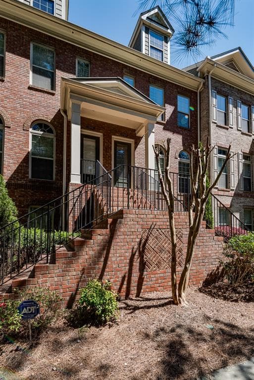 3 bedroom, 4 bathroom townhouse sold at 1742 Breyerton Drive, Atlanta, GA 30329