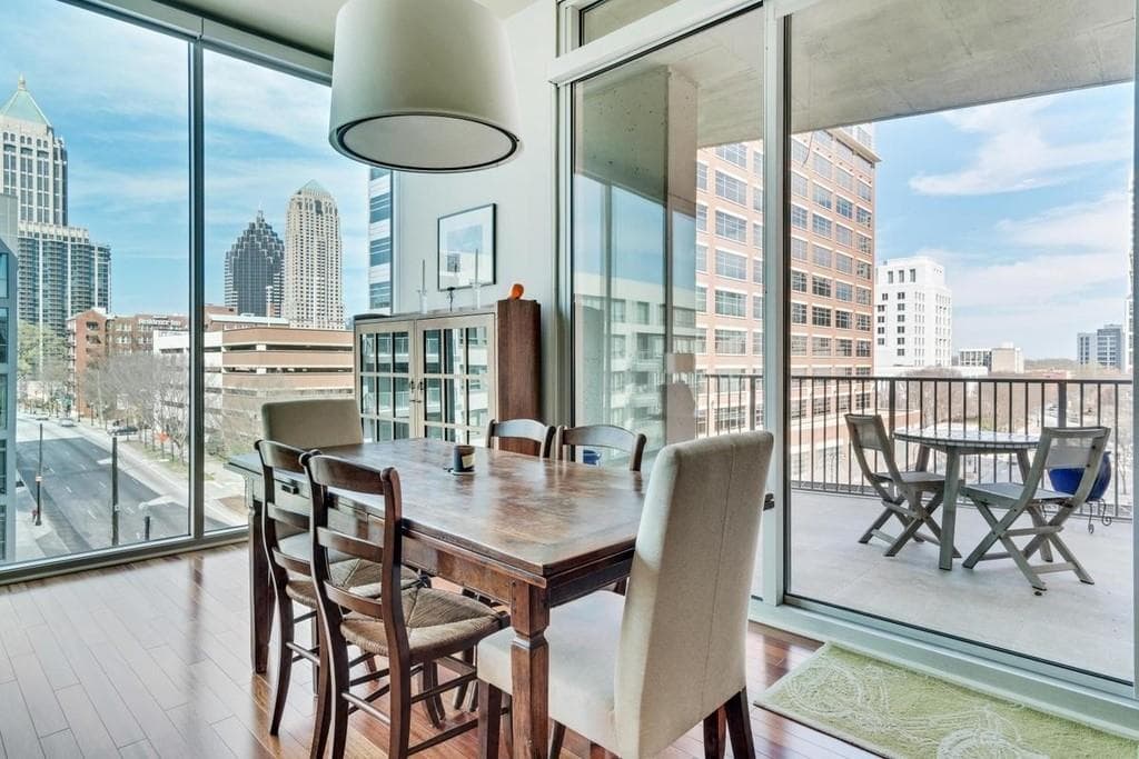 2 bedroom, 2 bathroom, 2,104 sq ft condominium sold at 20 10th Street 603, Atlanta, GA 30309