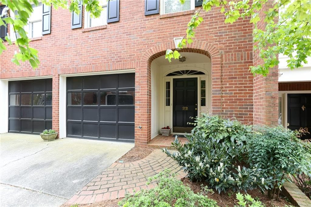 3 bedroom, 3 bathroom, 2,300 sq ft townhouse sold at 3873 Roswell Road 22, Atlanta, GA 30342