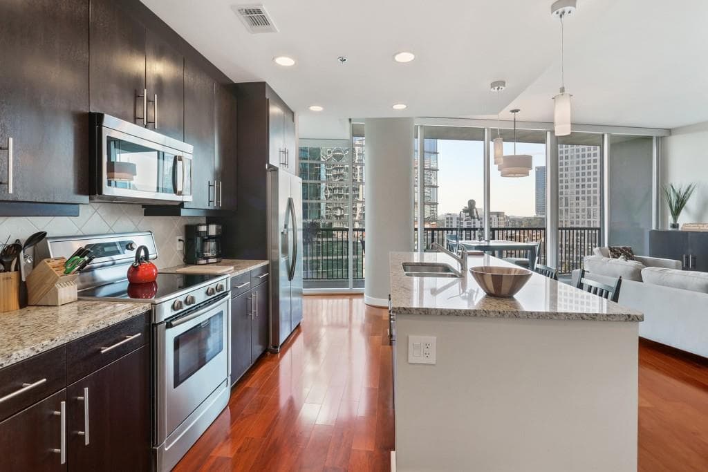 2 bedroom, 2 bathroom, 1,398 sq ft condominium sold at 1080 Peachtree Street 1009, Atlanta, GA 30309