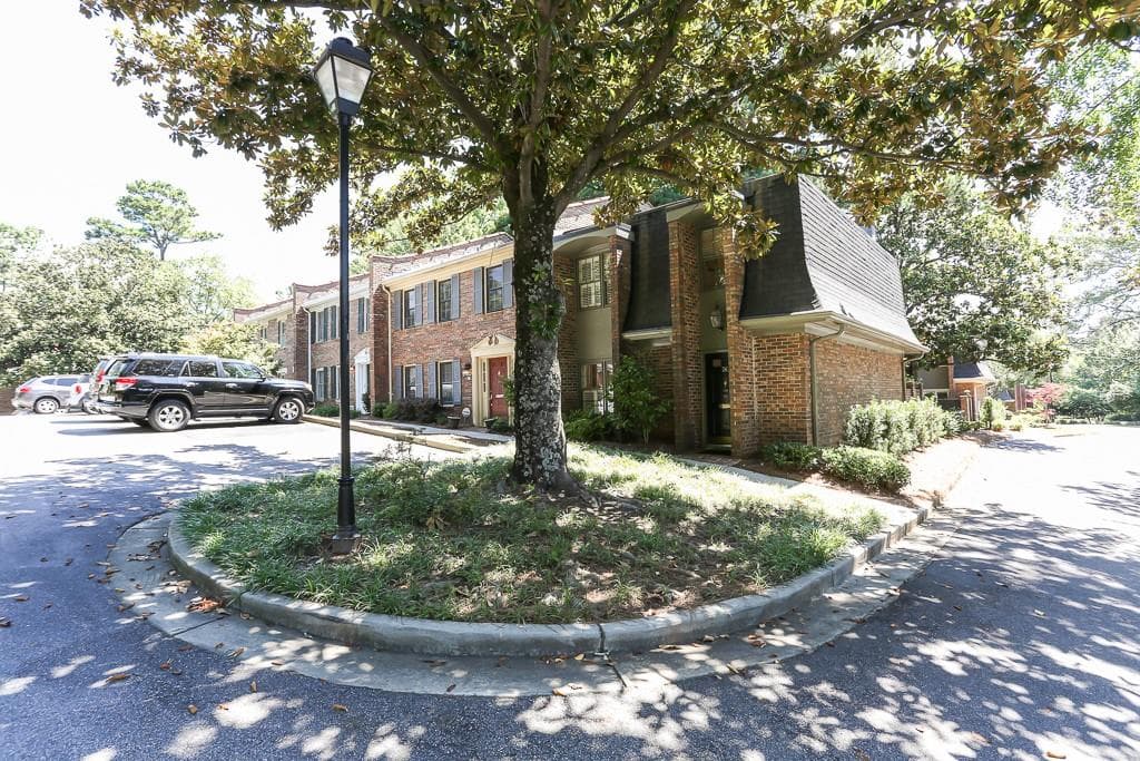 2 bedroom, 3 bathroom, 1,364 sq ft townhouse sold at 26 Old Ivy Square 26, Atlanta, GA 30342