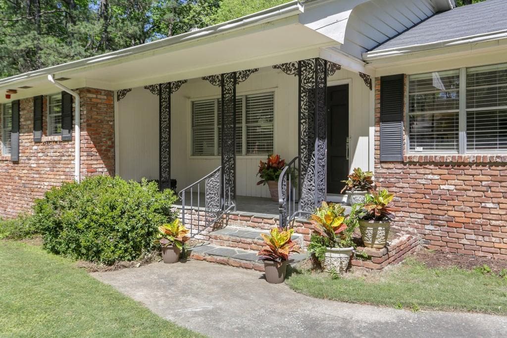 4 bedroom, 3 bathroom, 2,661 sq ft single family residence sold at 1551 Knob Hill Drive, Atlanta, GA 30329