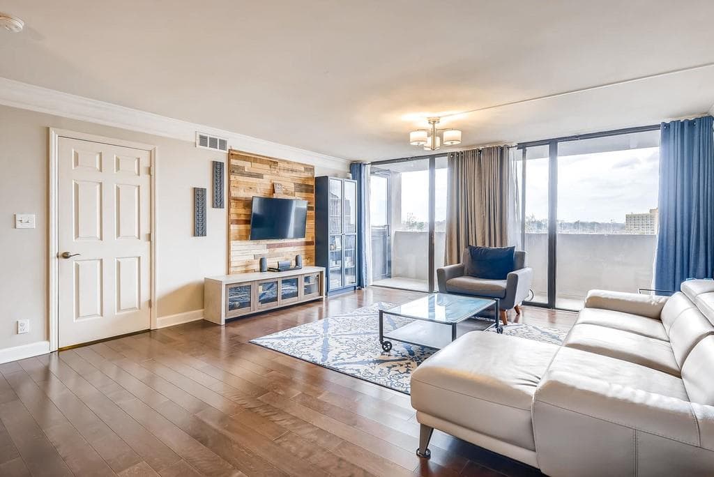 2 bedroom, 2 bathroom, 1,741 sq ft condominium sold at 3530 Piedmont Road 12J, Atlanta, GA 30305