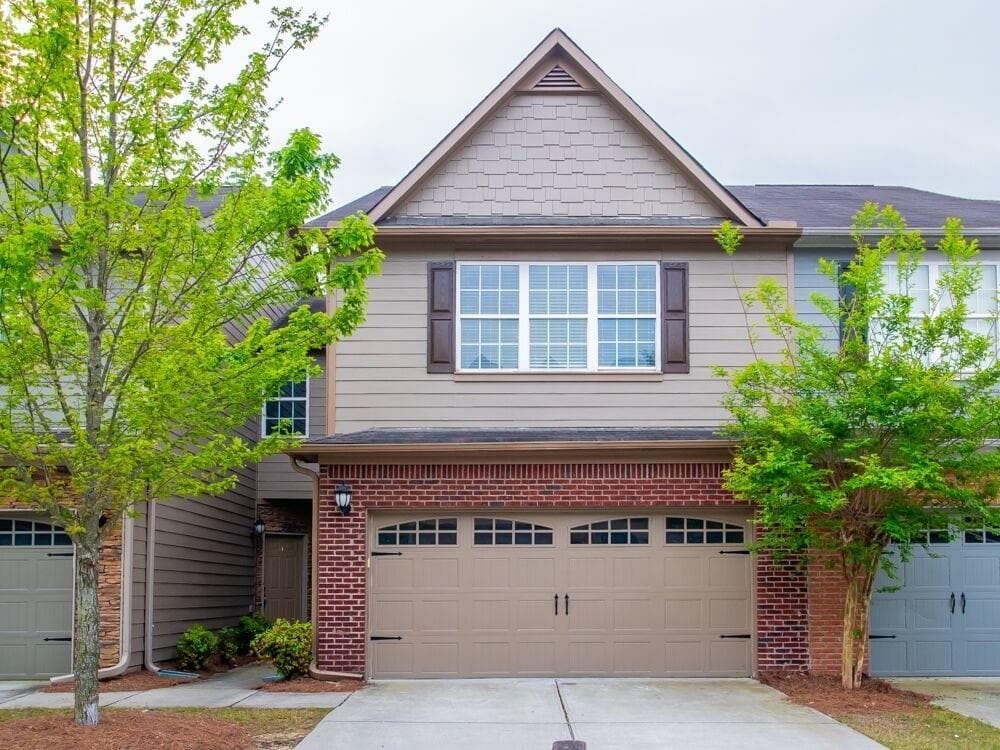 2 bedroom, 3 bathroom, 1,668 sq ft townhouse sold at 2411 WHITEOAK Court, Smyrna, GA 30080