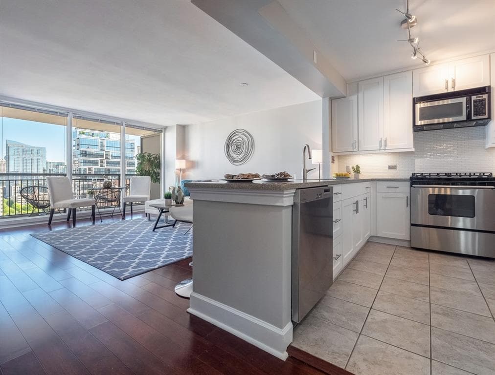 1 bedroom, 1 bathroom, 786 sq ft condominium sold at 620 Peachtree Street 1902, Atlanta, GA 30308