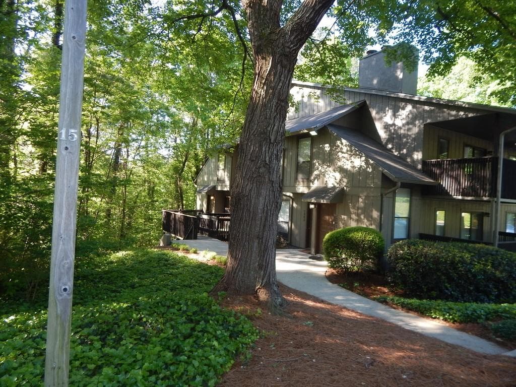 2 bedroom, 2 bathroom, 1,318 sq ft condominium sold at 1305 CUMBERLAND Court, Smyrna, GA 30080