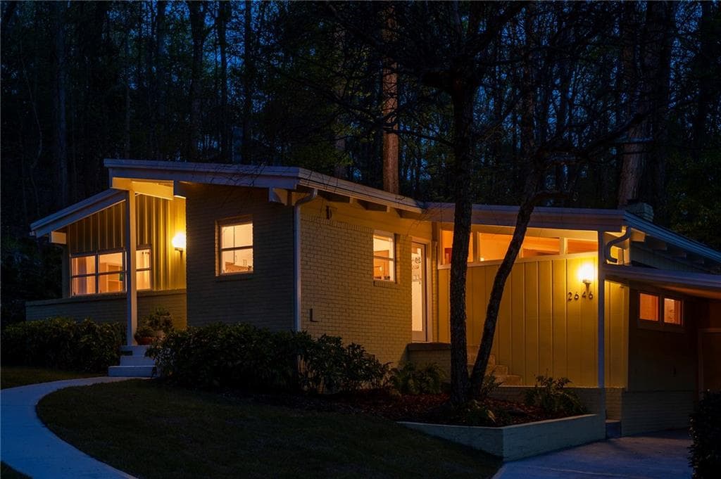 3 bedroom, 2 bathroom, 1,575 sq ft single family residence sold at 2646 Defoors Ferry Road, Atlanta, GA 30318