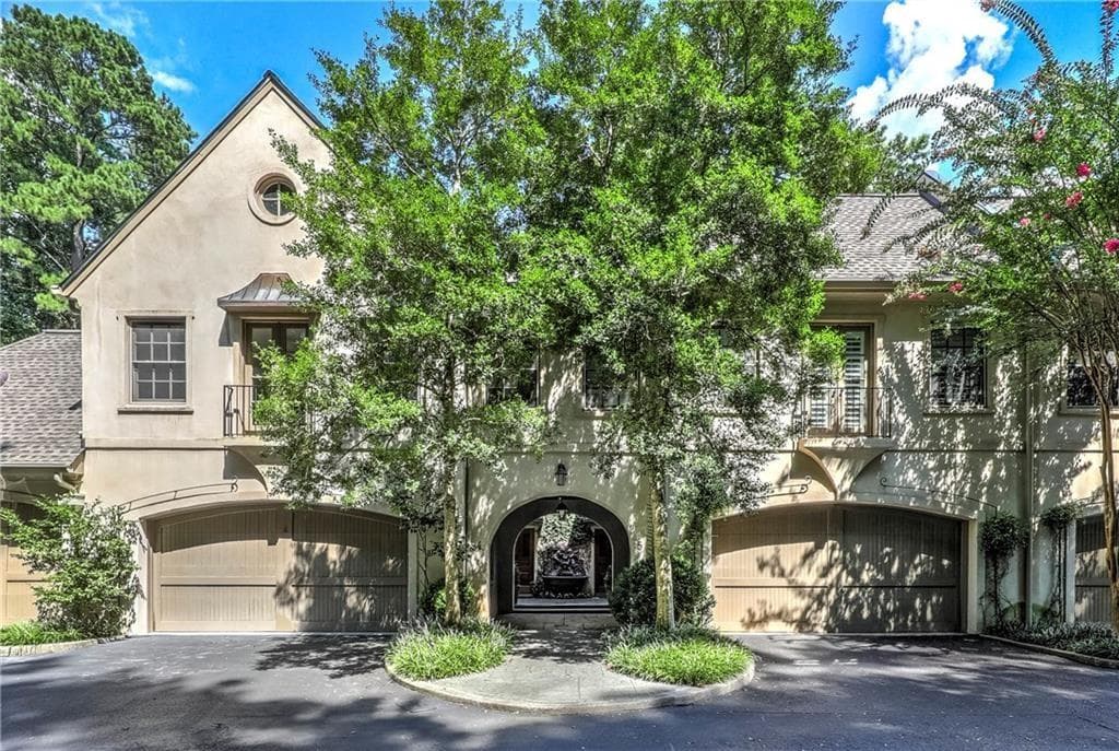 3 bedroom, 3 bathroom, 3,300 sq ft townhouse sold at 63 W Wieuca Road 4, Atlanta, GA 30342