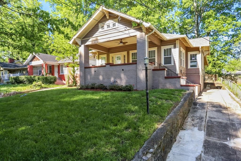4 bedroom, 2 bathroom, 2,515 sq ft single family residence sold at 825 Gaston Street, Atlanta, GA 30310