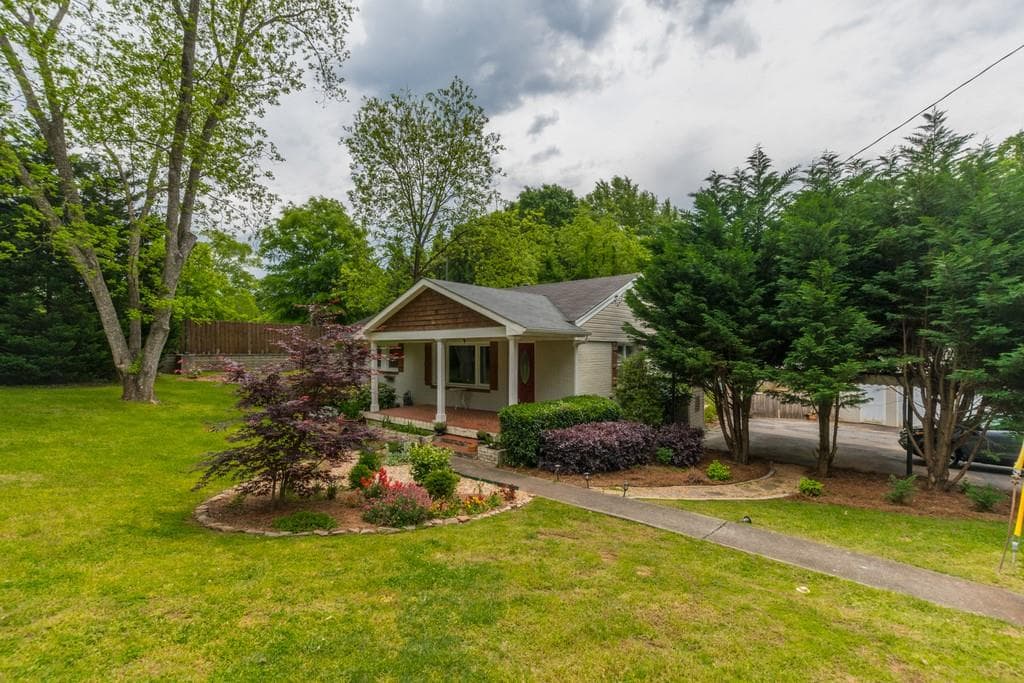 3 bedroom, 1 bathroom, 1,588 sq ft single family residence sold at 1400 QUARLES Avenue, Smyrna, GA 30080