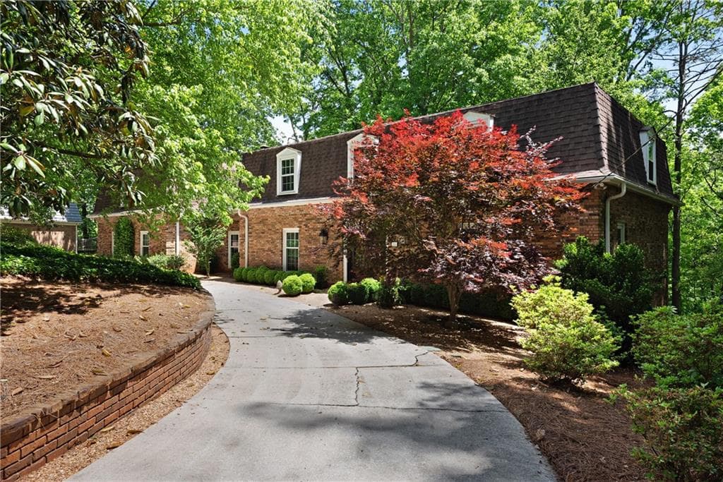 6 bedroom, 5 bathroom, 5,668 sq ft single family residence sold at 975 Buckhorn, Sandy Springs, GA 30350