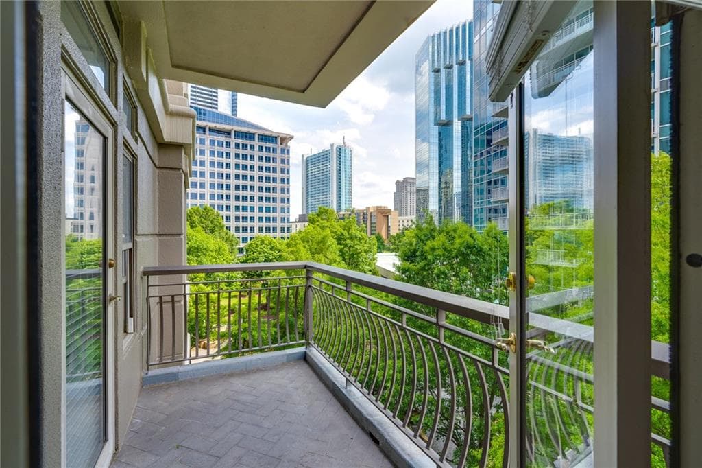 1 bedroom, 1 bathroom, 793 sq ft condominium sold at 3334 Peachtree Road 304, Atlanta, GA 30326