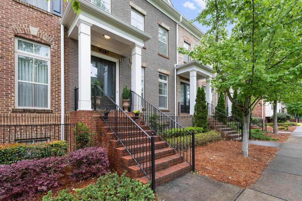 4 bedroom, 5 bathroom, 2,864 sq ft townhouse sold at 222 Alderwood Point, Atlanta, GA 30328