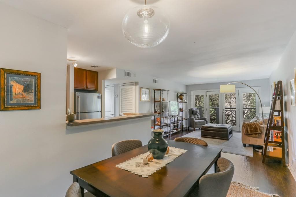 2 bedroom, 1 bathroom, 1,036 sq ft condominium sold at 3650 Ashford Dunwoody Road 726, Brookhaven, GA 30319