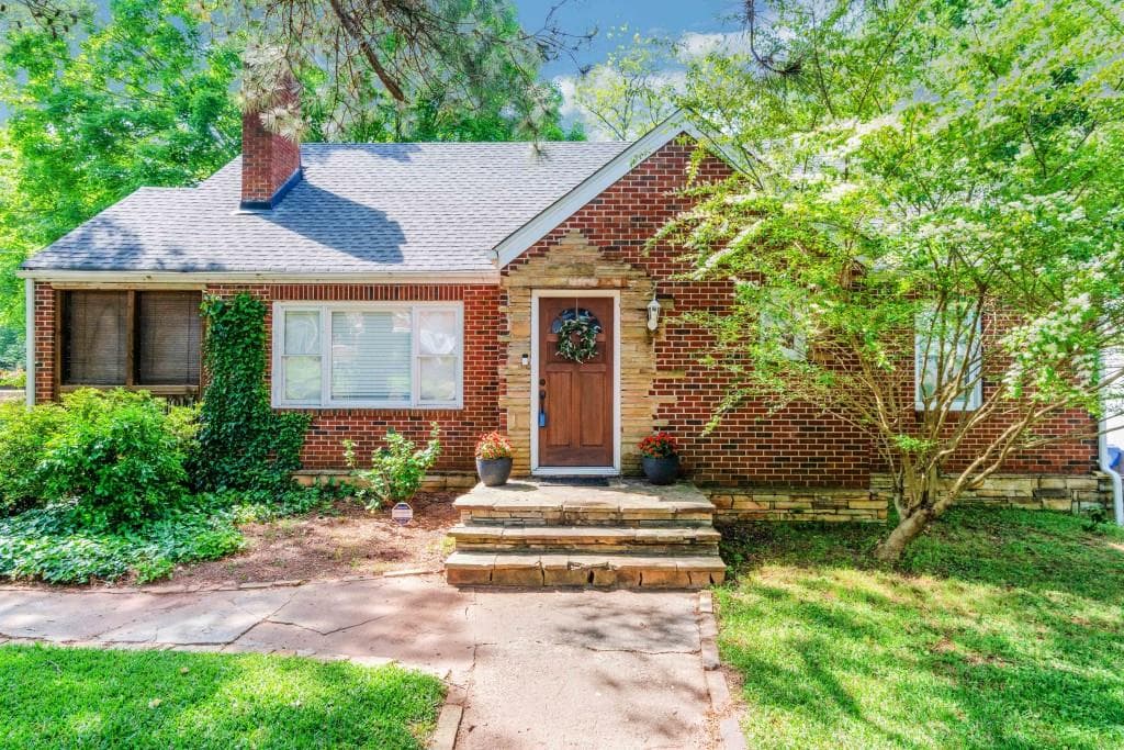 4 bedroom, 2 bathroom, 1,592 sq ft single family residence sold at 1721 Clifton Way, Atlanta, GA 30316
