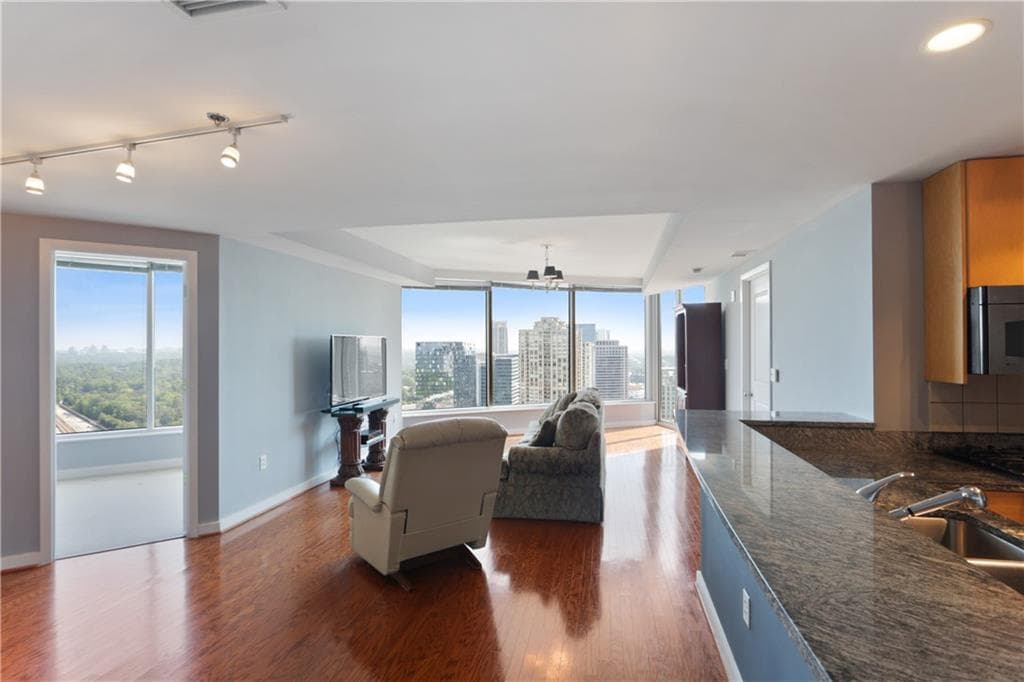 1 bedroom, 1 bathroom, 1,150 sq ft condominium sold at 3338 Peachtree Road 3404, Atlanta, GA 30326