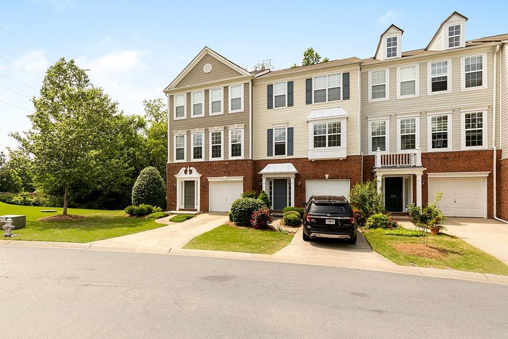 4 bedroom, 4 bathroom, 1,922 sq ft townhouse sold at 905 Whittington Way, Alpharetta, GA 30004