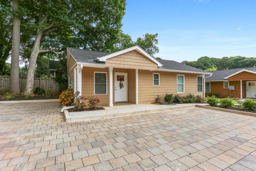 2 bedroom, 2 bathroom, 832 sq ft single family residence sold at 198 Clay Street E, Atlanta, GA 30317