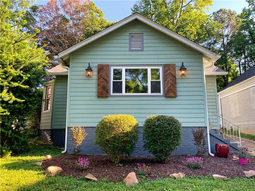 3 bedroom, 2 bathroom, 1,300 sq ft single family residence sold at 1671 S Gordon Street, Atlanta, GA 30310