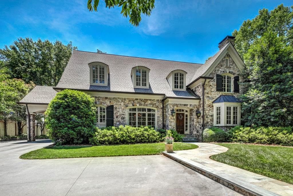 6 bedroom, 10 bathroom single family residence sold at 923 Buckingham Circle, Atlanta, GA 30327