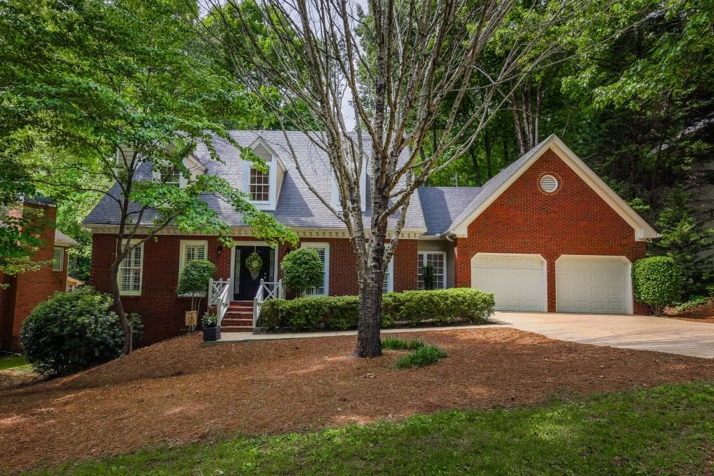 5 bedroom, 4 bathroom, 4,130 sq ft single family residence sold at 2725 Lakewind Court, Alpharetta, GA 30005