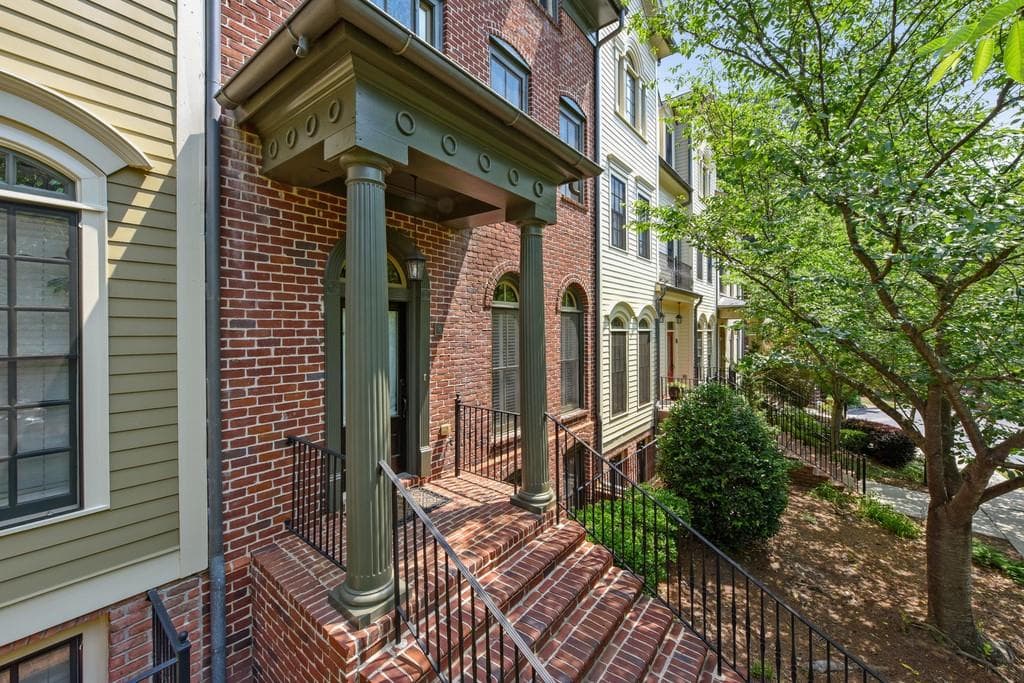 4 bedroom, 5 bathroom, 3,524 sq ft townhouse sold at 3127 Lenox Road 16, Atlanta, GA 30324