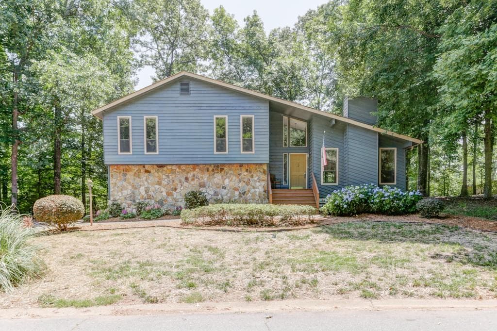 3 bedroom, 2 bathroom, 2,110 sq ft single family residence sold at 3804 Ashwood Drive, Smyrna, GA 30080