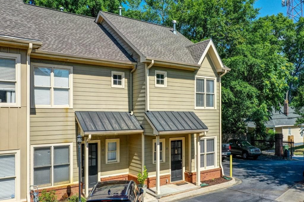 2 bedroom, 3 bathroom, 1,207 sq ft townhouse sold at 1516 Howell Mill Road 20, Atlanta, GA 30318