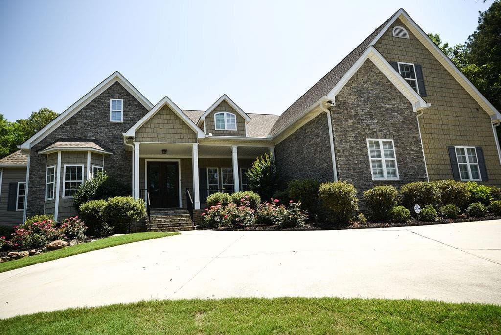 6 bedroom, 6 bathroom, 5,900 sq ft single family residence sold at 38 Kingsbrooke, Palmetto, GA 30268