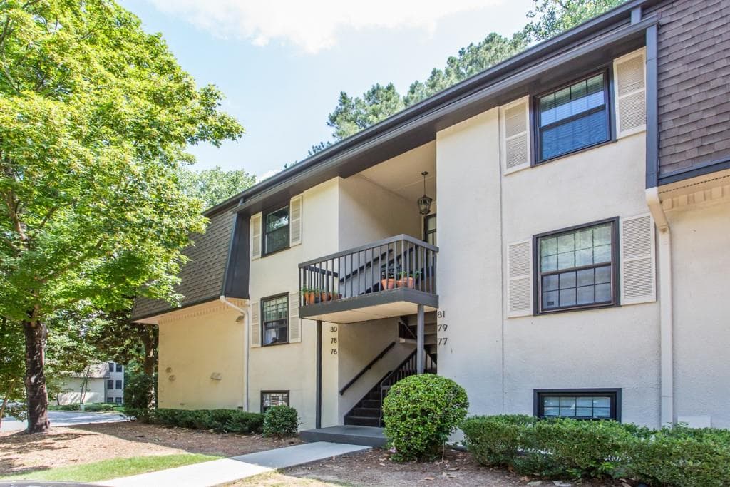 1 bedroom, 1 bathroom, 812 sq ft condominium sold at 76 De Arc Place, Atlanta, GA 30327