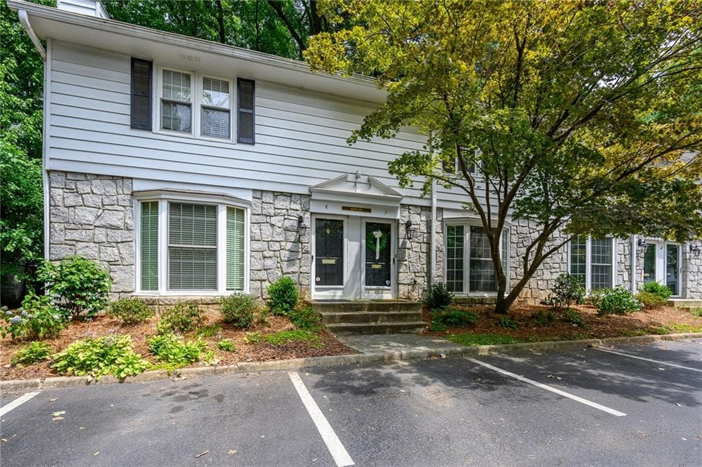 2 bedroom, 2 bathroom, 1,108 sq ft townhouse sold at 136 Peachtree Memorial Drive MD3, Atlanta, GA 30309