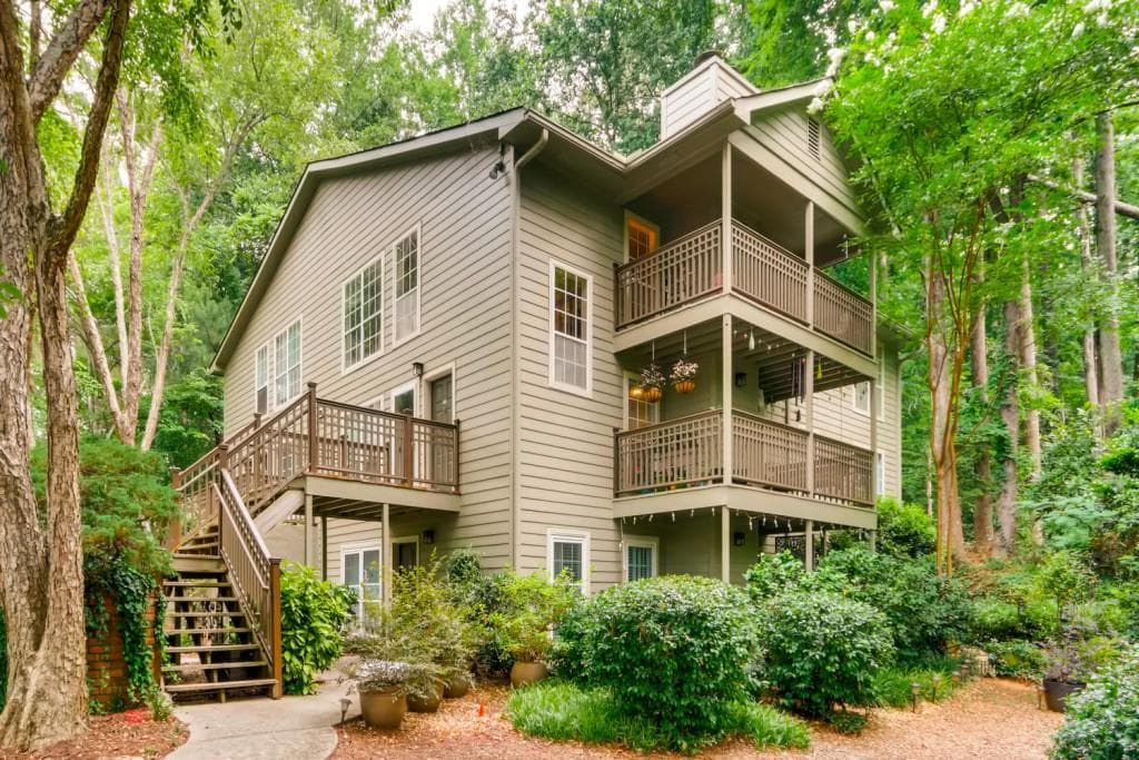 2 bedroom, 1 bathroom, 1,084 sq ft condominium sold at 1004 Lenox Way, Atlanta, GA 30324