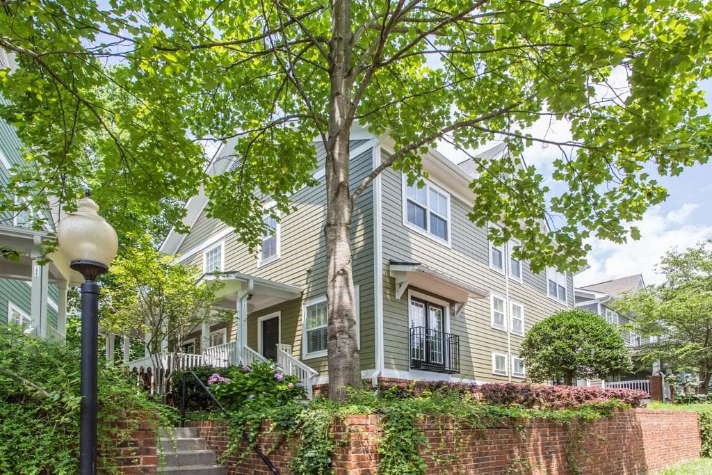3 bedroom, 4 bathroom, 1,798 sq ft townhouse sold at 282 CARLYLE PARK Drive, Atlanta, GA 30307