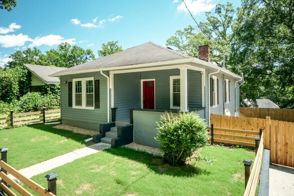 3 bedroom, 2 bathroom, 1,204 sq ft single family residence sold at 863 OAK Street, Atlanta, GA 30318